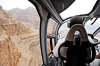 《冬日幸存者》将推出免费序章 感受理智系统带来的生存挑战